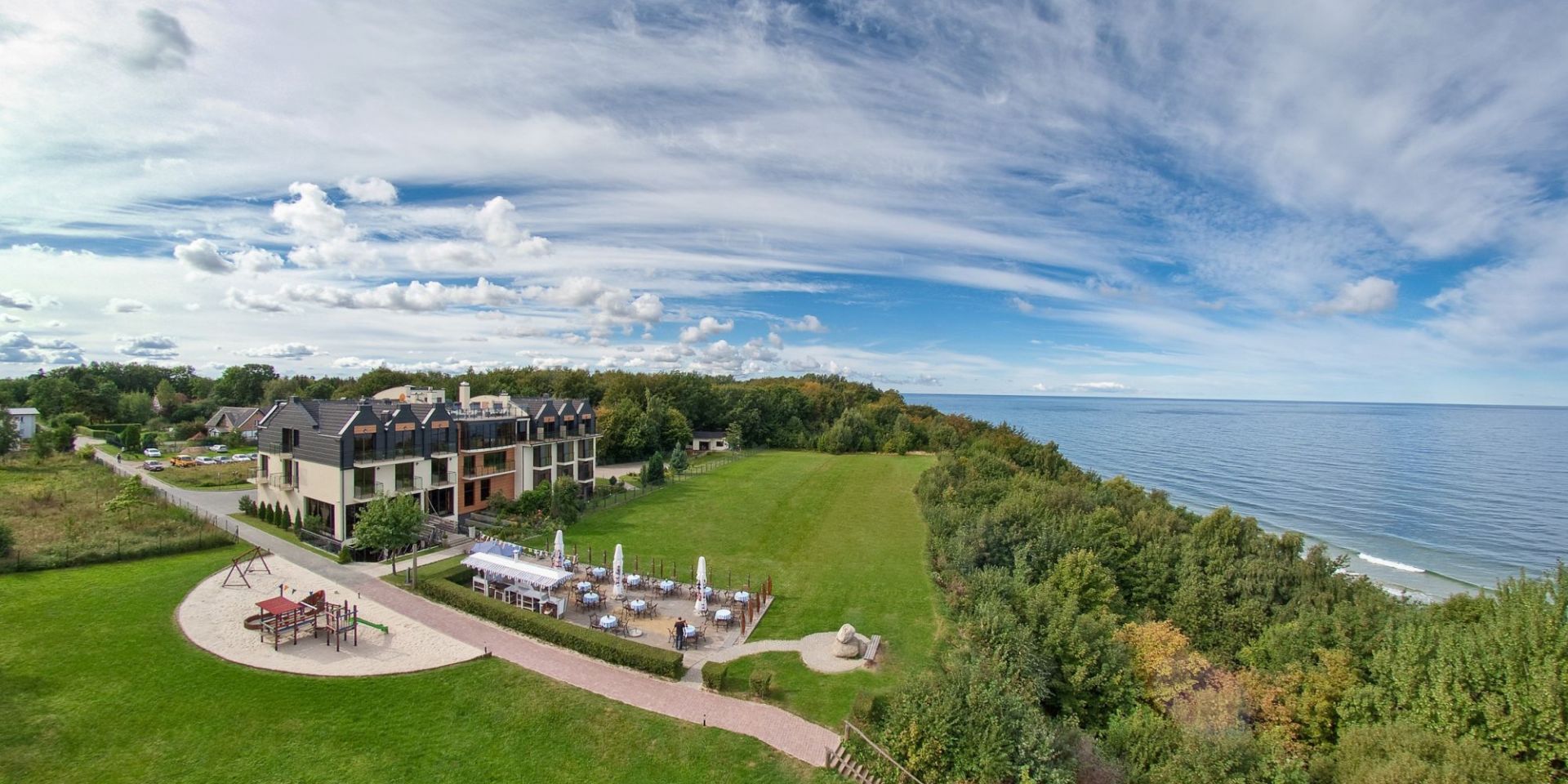 Hotel Faleza|Hotel Faleza znajduje się na przylądku Rozewie, najdalej na północ wysuniętym cyplu Polski (N54° 50′, E18° 20′).