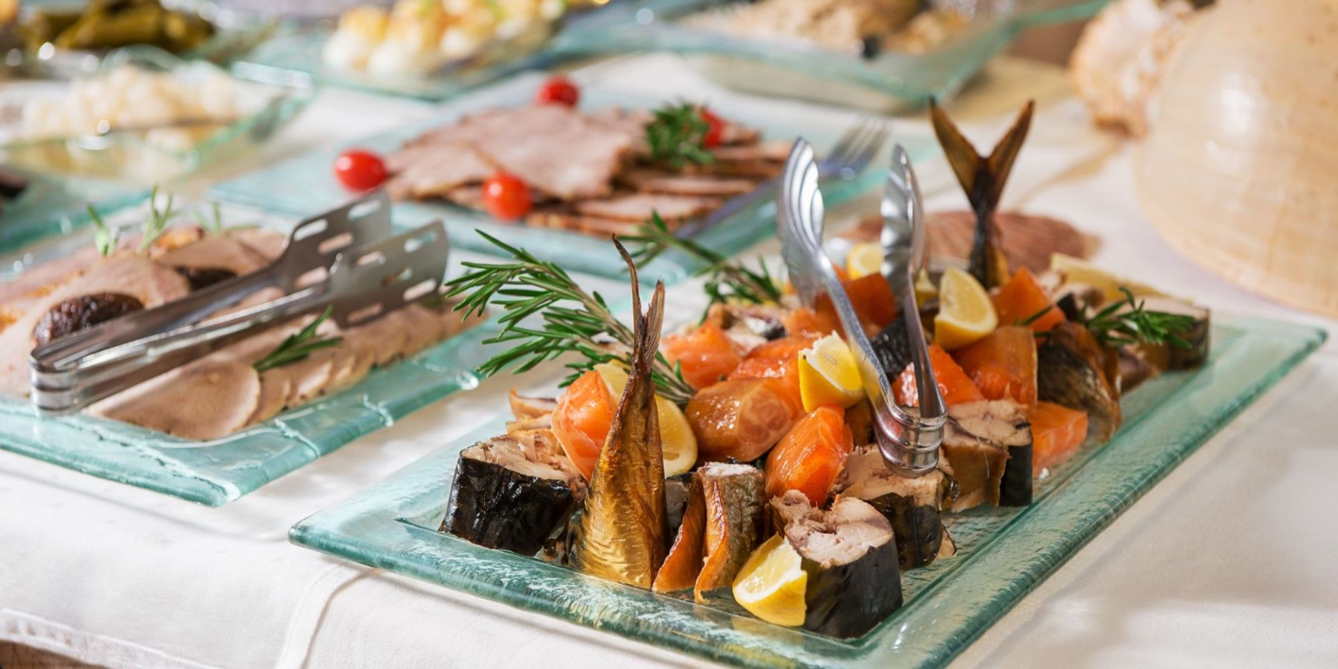 Restauracja|W naszej restauracji stawiamy na profesjonalizm i zadowolenie Gości. Rozpieszczaj swoje kubki smakowe, ciesz się jedzeniem podziwiając wspaniały widok na morze.